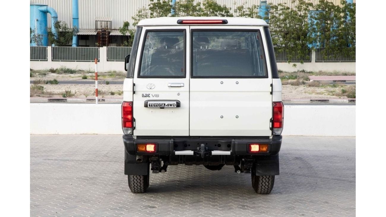 تويوتا لاند كروزر تويوتا LC 76 4.5 TD E MT 2024 - ابيض من الداخل بلوط
