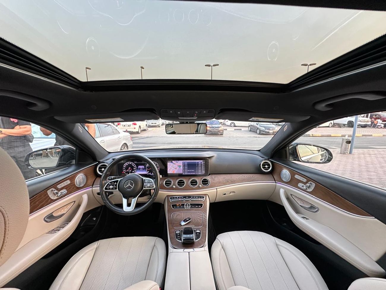 مرسيدس بنز E300 Mercedes E300 _American_2019_Excellent Condition _Full option