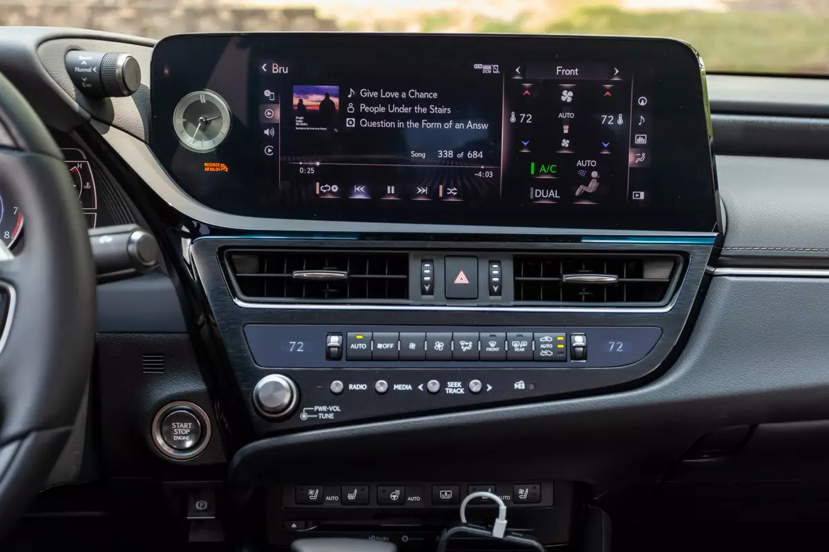 Lexus ES350 interior - Multimedia Screen