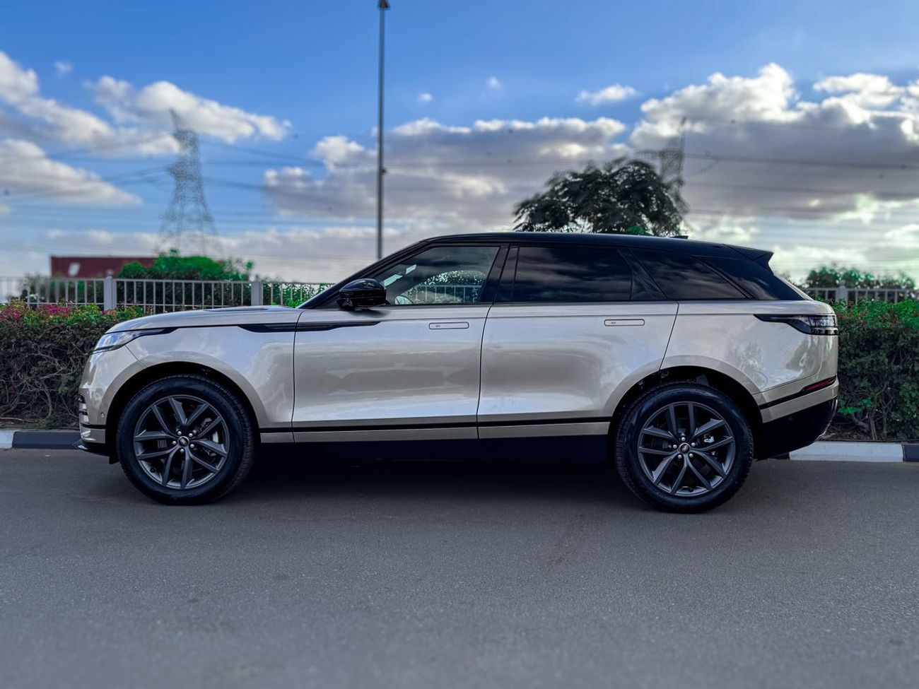 Land Rover Range Rover Velar Land Rover Range Rover Velar 2026 Automatic 0 Km 4 Cylinder All Wheel Drive (AWD) SUV Gold