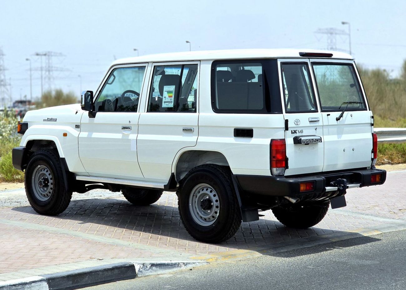 تويوتا لاند كروزر LC76 PETROL 4.0L - STD - E - DIFF LOCK - A/T - WHITE INSIDE BEIGE - 2025 - OMANI