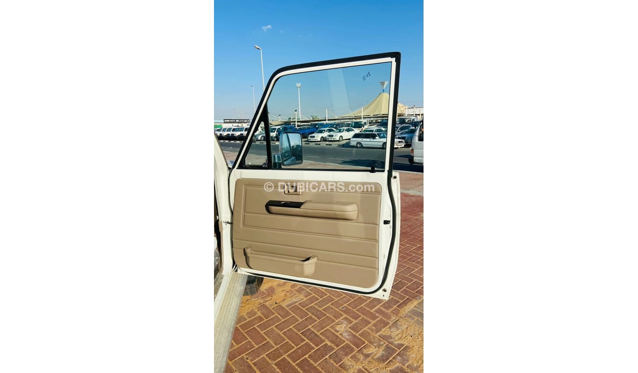 Toyota Land Cruiser 2023 Toyota Land Cruiser 71 4.0L V6 with Difflock