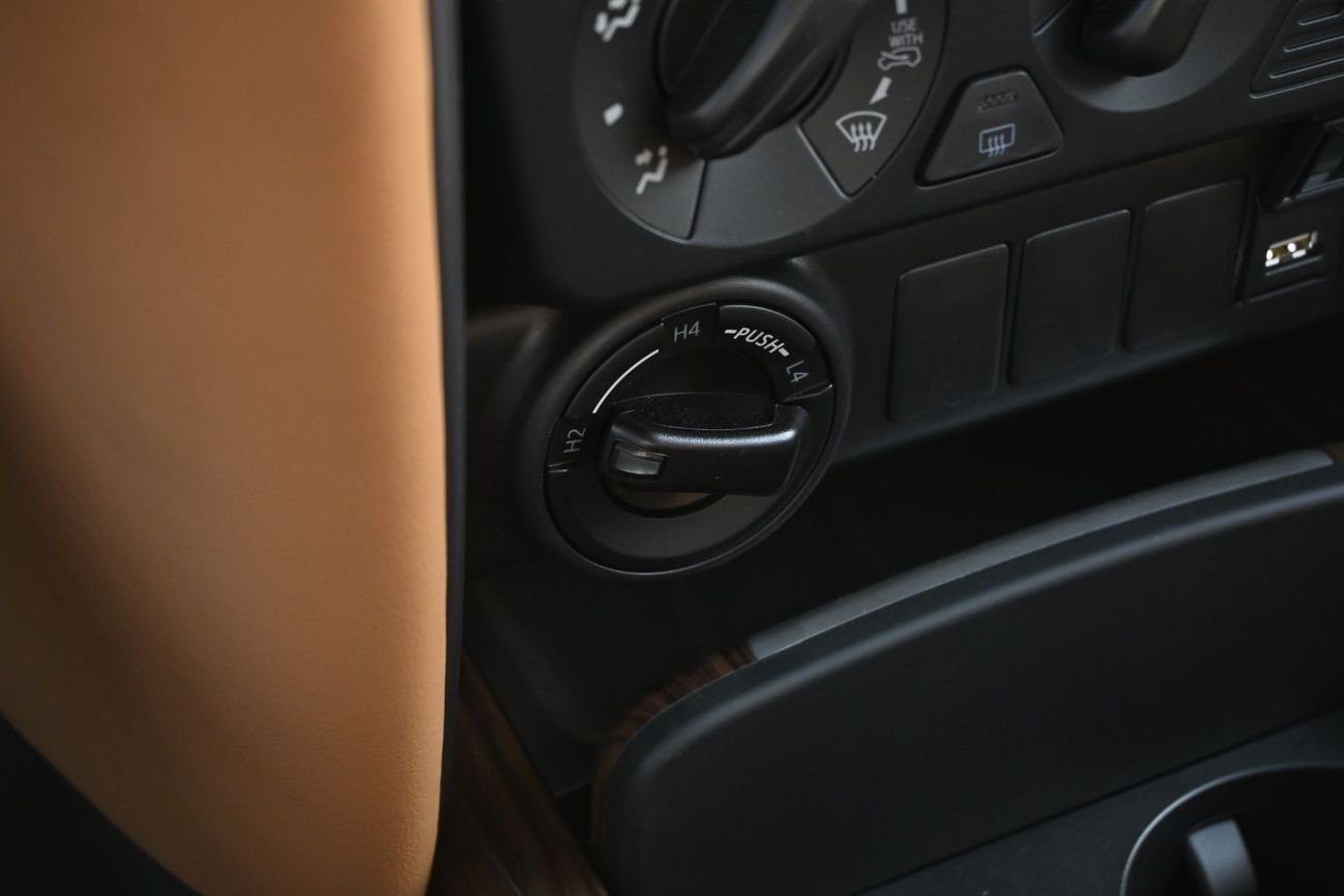 تويوتا فورتونر Toyota Fortuner 2.7L Petrol, Automatic 4WD, Model 2025, Color Black