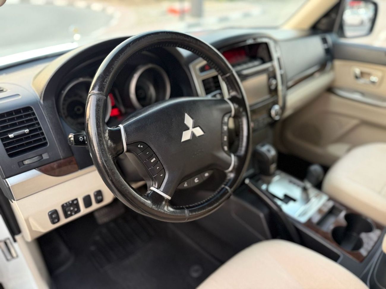 ميتسوبيشي باجيرو GLS Mid 3.0L (175 HP)