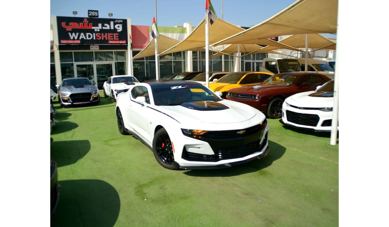 Chevrolet Camaro The cylinders (4 cylinders) have a capacity of 2.0 liters with a turbocharger to generate 275 horsep