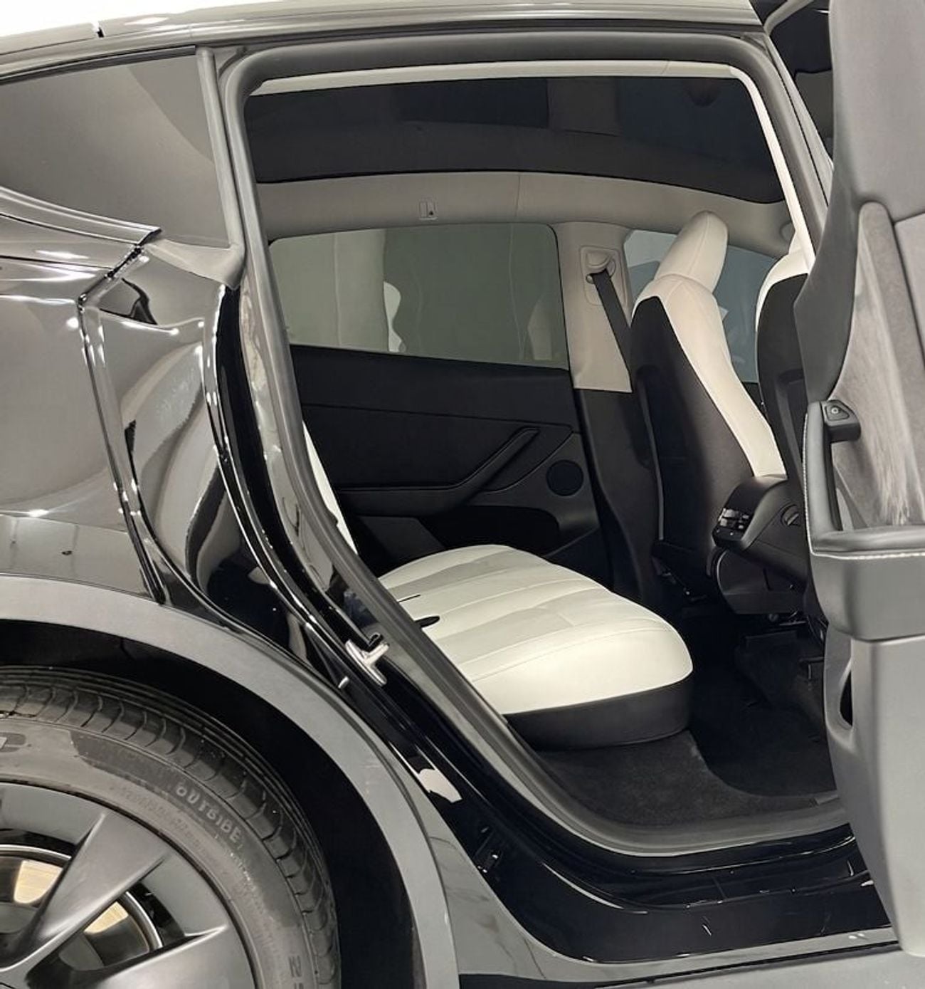 Tesla Model Y LONG RANGE AWD GCC SPECIFICATION -TESLA CENTRE DUBAI