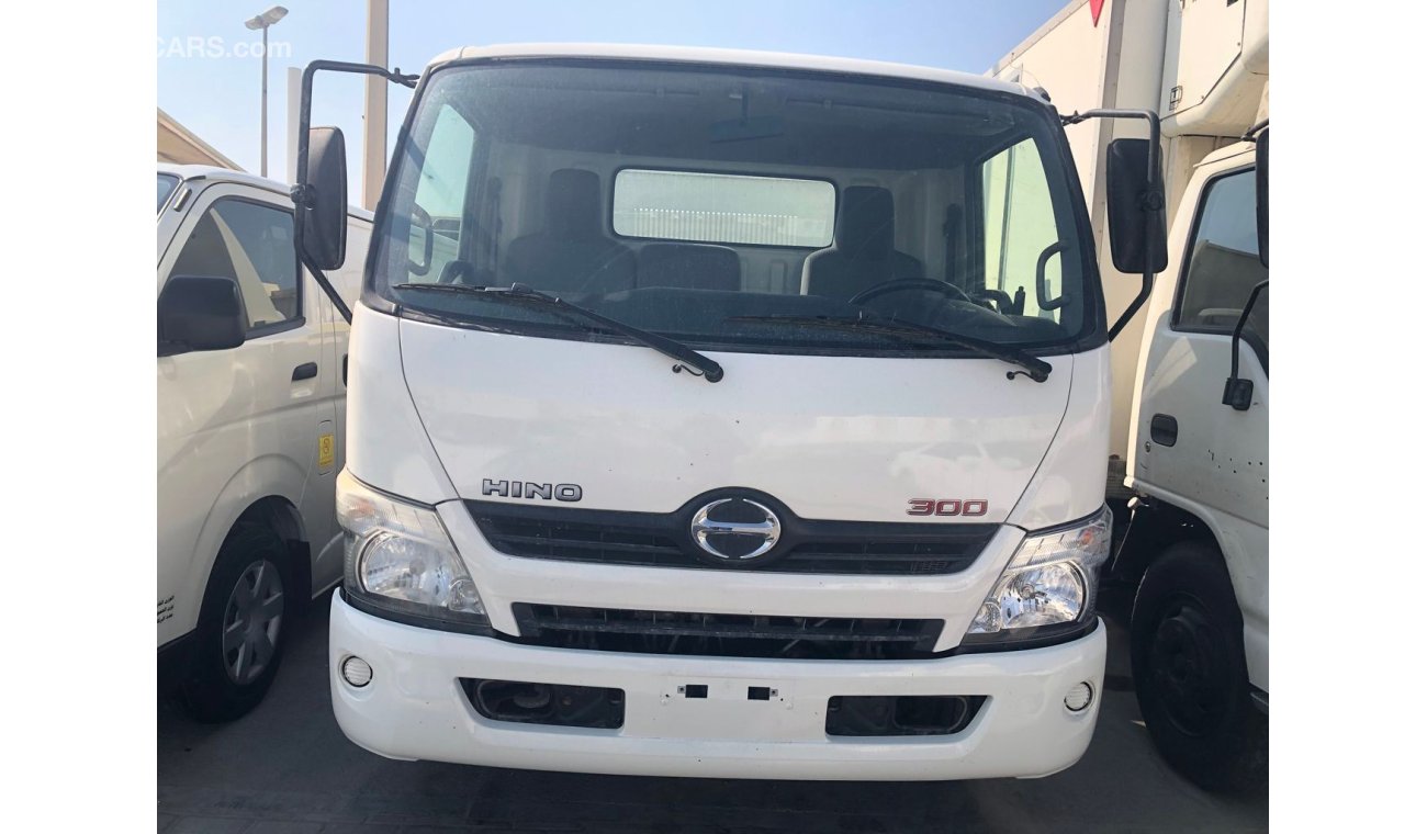 هينو 300 Hino Dumper Truck,model:2013. free of accident with low mileage