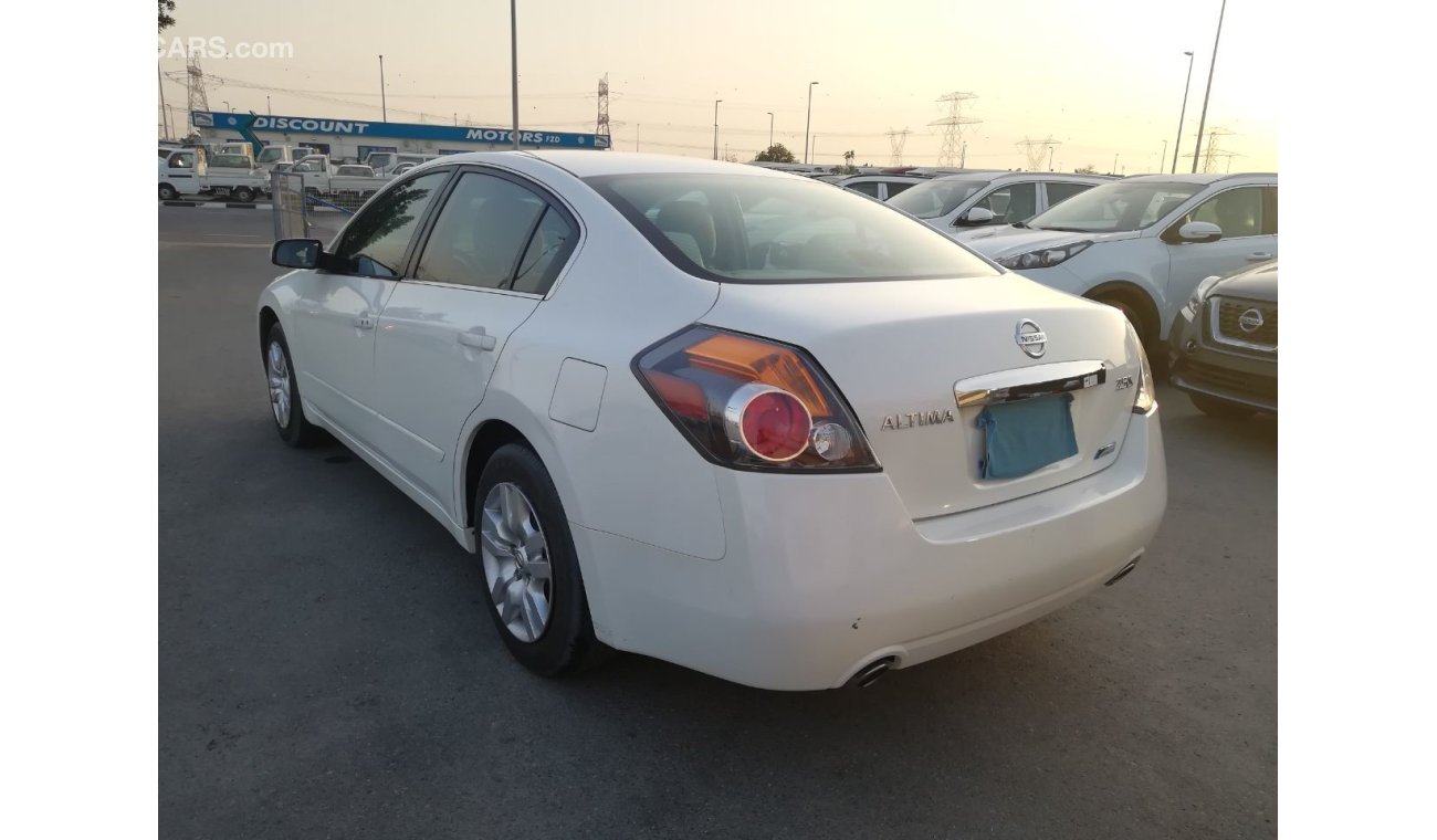 Nissan Altima mid options 2012