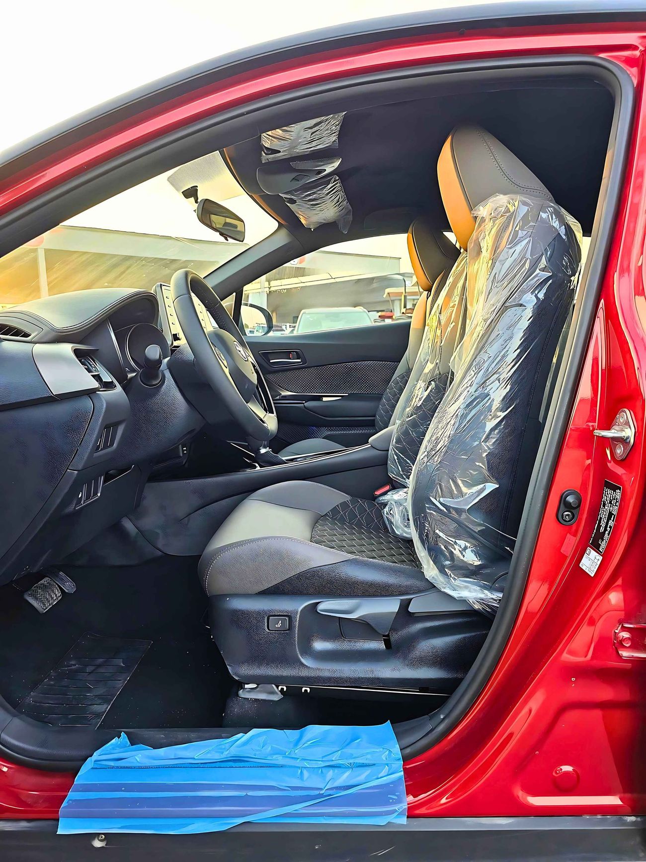 Toyota CHR LUXURY / 1.8L HYBRID / PUSH START / LEATHER SEATS / FULL OPTION / CODE#68017