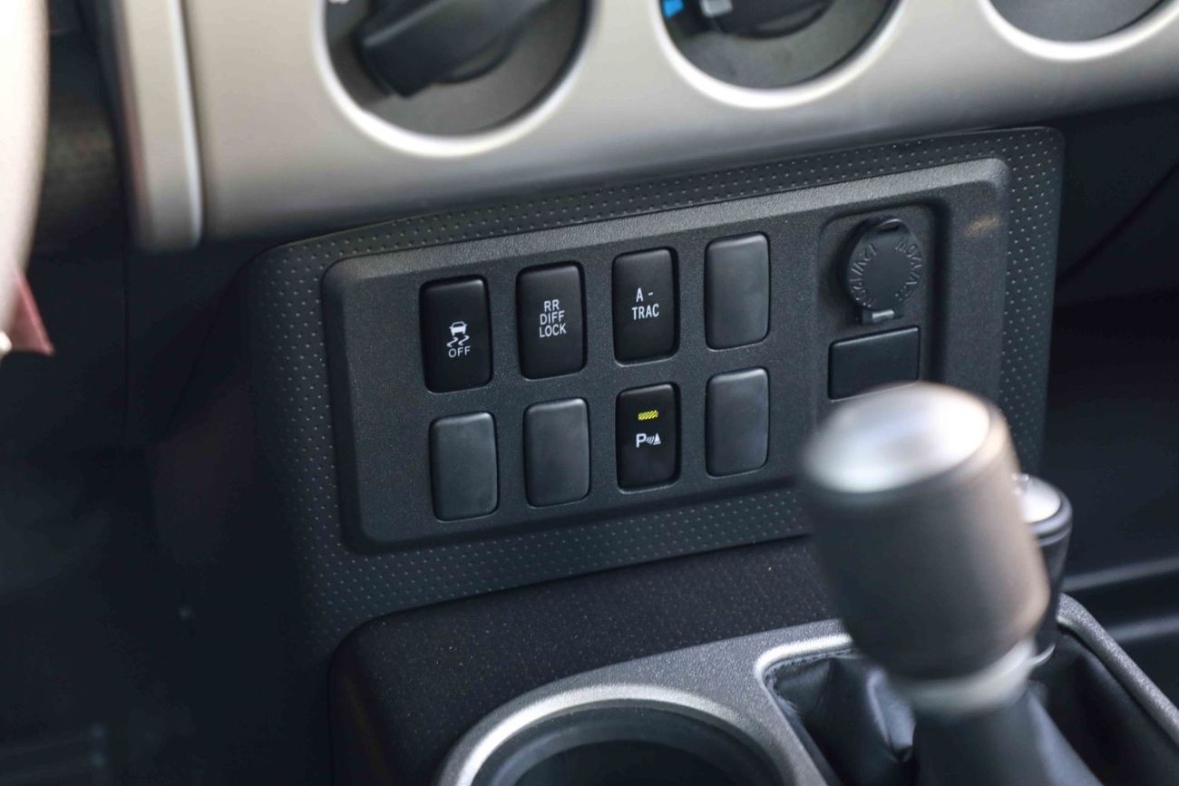 Toyota FJ Cruiser 2023 Toyota FJ Cruiser 4.0 W/0 JBL - White inside Grey | Export Only