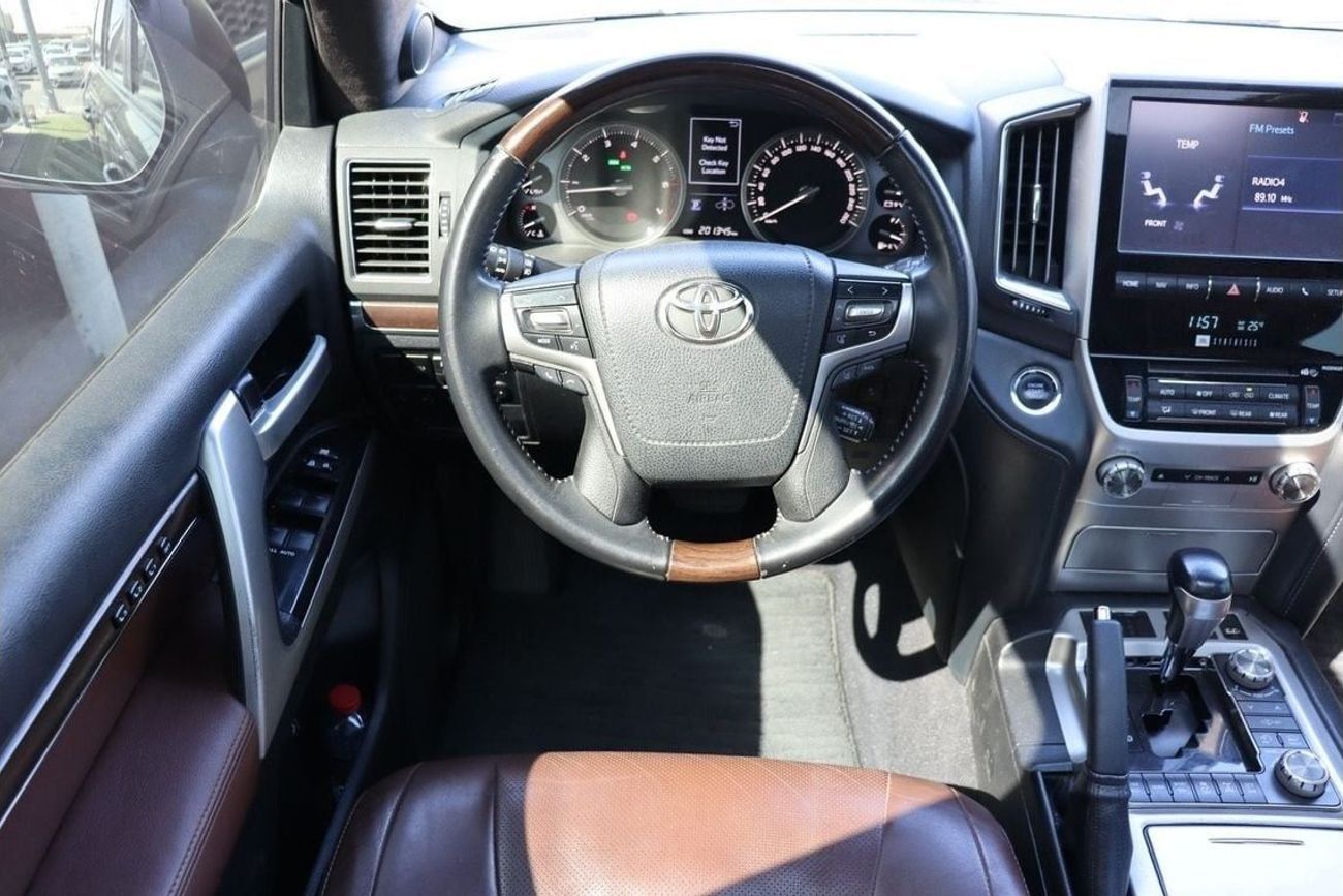 تويوتا لاند كروزر VXR 5.7L 4WD Toyota Land Cruiser VX.R 5.7L / 2018 / GCC / Original Paint