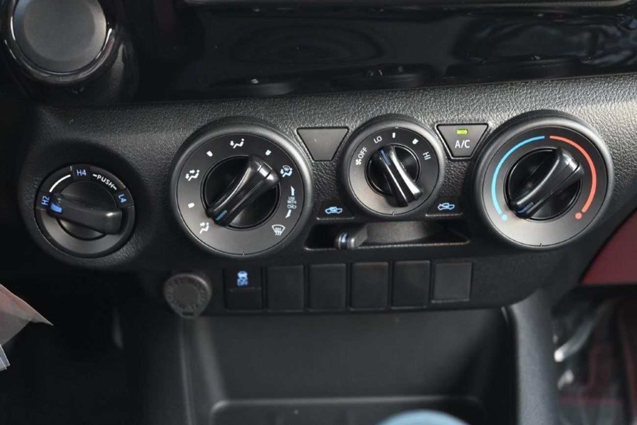 تويوتا هيلوكس كابينة مزدوجة 2.4 لتر ديزل بناقل حركة مانويل الأساسي