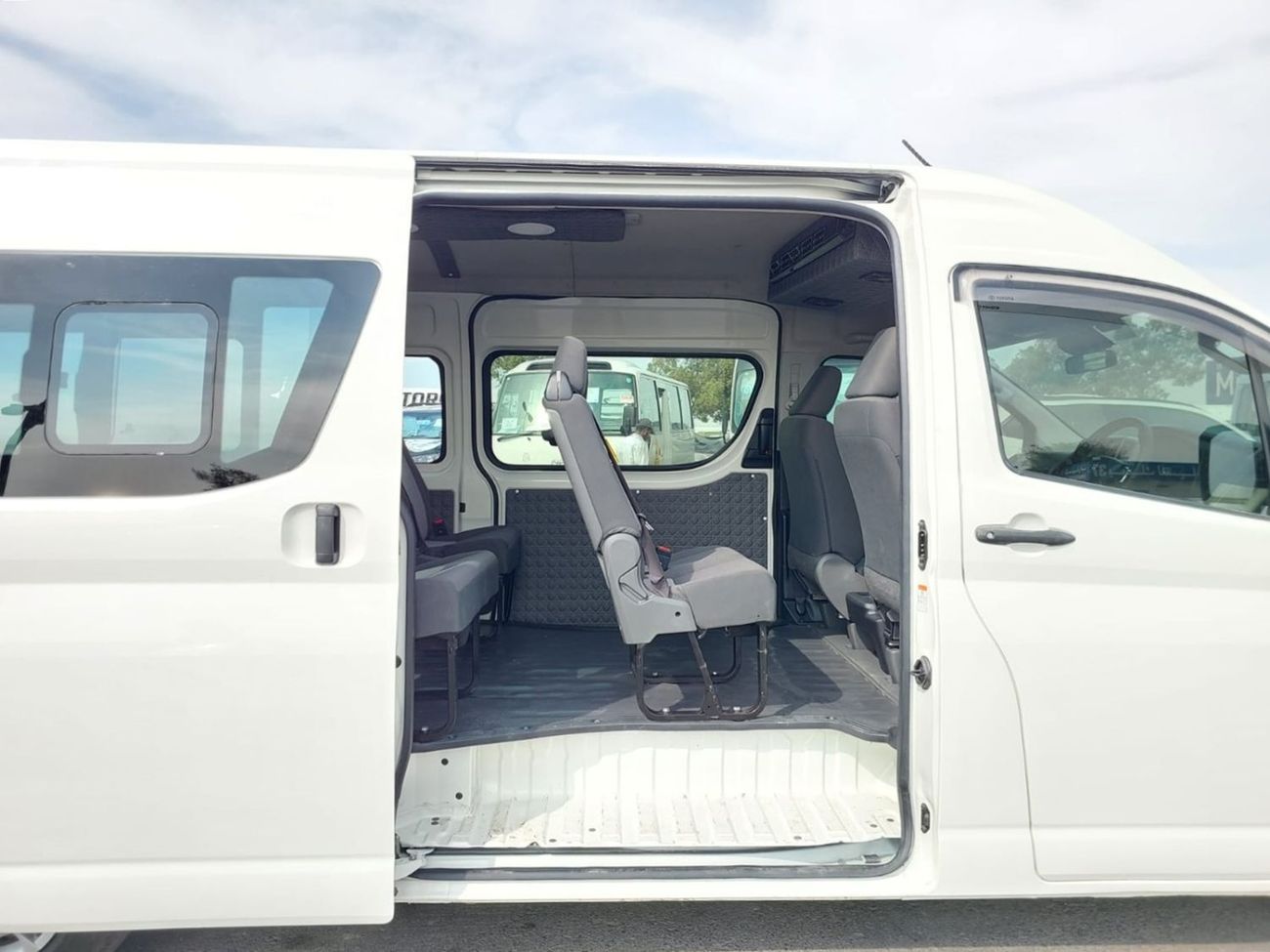 Toyota Hiace (RAMADAN OFFER) TOYOTA HIACE COMMUTER VAN RHD 2020 MODEL 2.8 L DIESEL AUTOMATIC(PM04978)