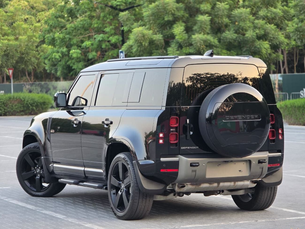 Land Rover Defender 110 X-DYNAMIC HSE P400 Defender 110 X-Dynamic HSE 2025 | GCC Specs | Brand New | Perfect condition | Under warranty 2 years