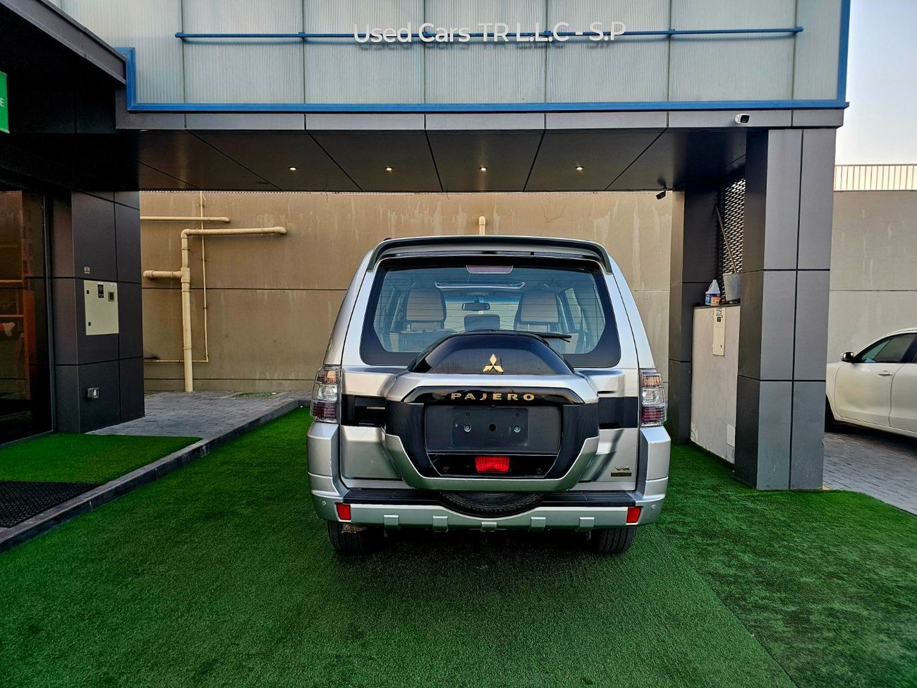 ميتسوبيشي باجيرو GLX / SUNROOF/ LEATHER / ORIGINAL PAINT/ LOW MILEAGE / SINGLE OWNER