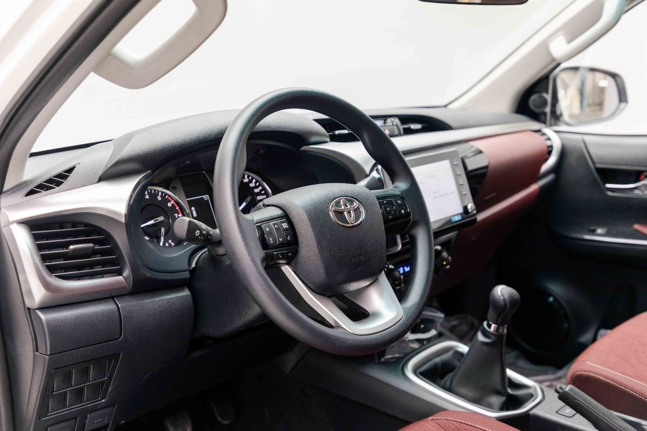 تويوتا هيلوكس Double Cab 2.7L - Manual - Super White Inside Maroon | Export Only