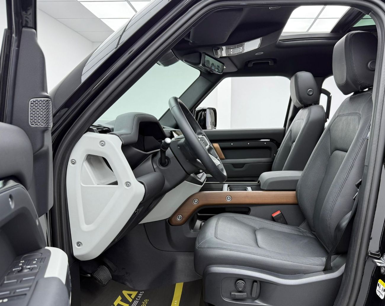 Land Rover Defender P300 110 2.0L (5 Seater) 2024 Land Rover Defender 110 P300, 2029 Land Rover Warranty, Excellent Cond