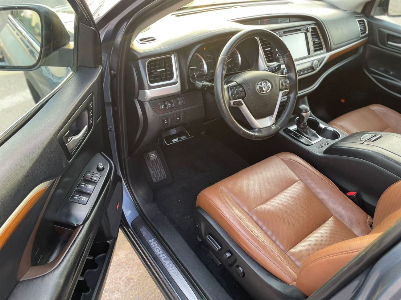 Toyota Highlander 2019 Toyota Highlander 3.5L V6 - Limited Edition Full Option 4x4 AWD - Inside Brown - Special Specs