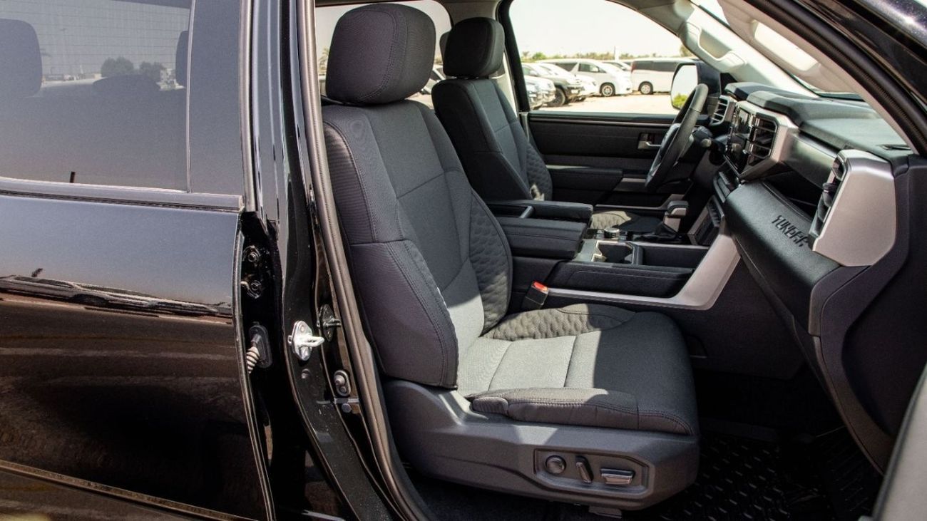 Toyota Tundra SR5 4WD/2024. Local Registration +10%