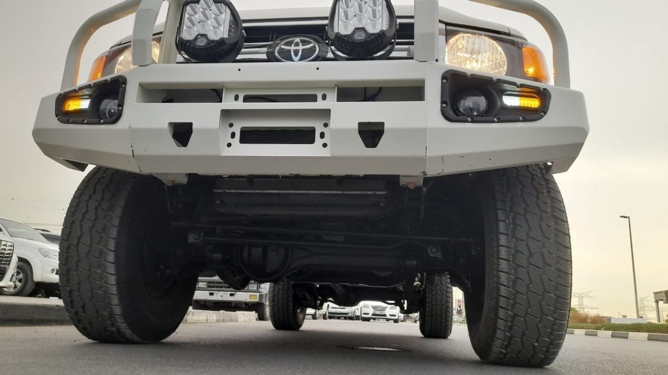 تويوتا لاند كروزر Right-Hand drive 3 door troop carrier V8 1VD diesel manual