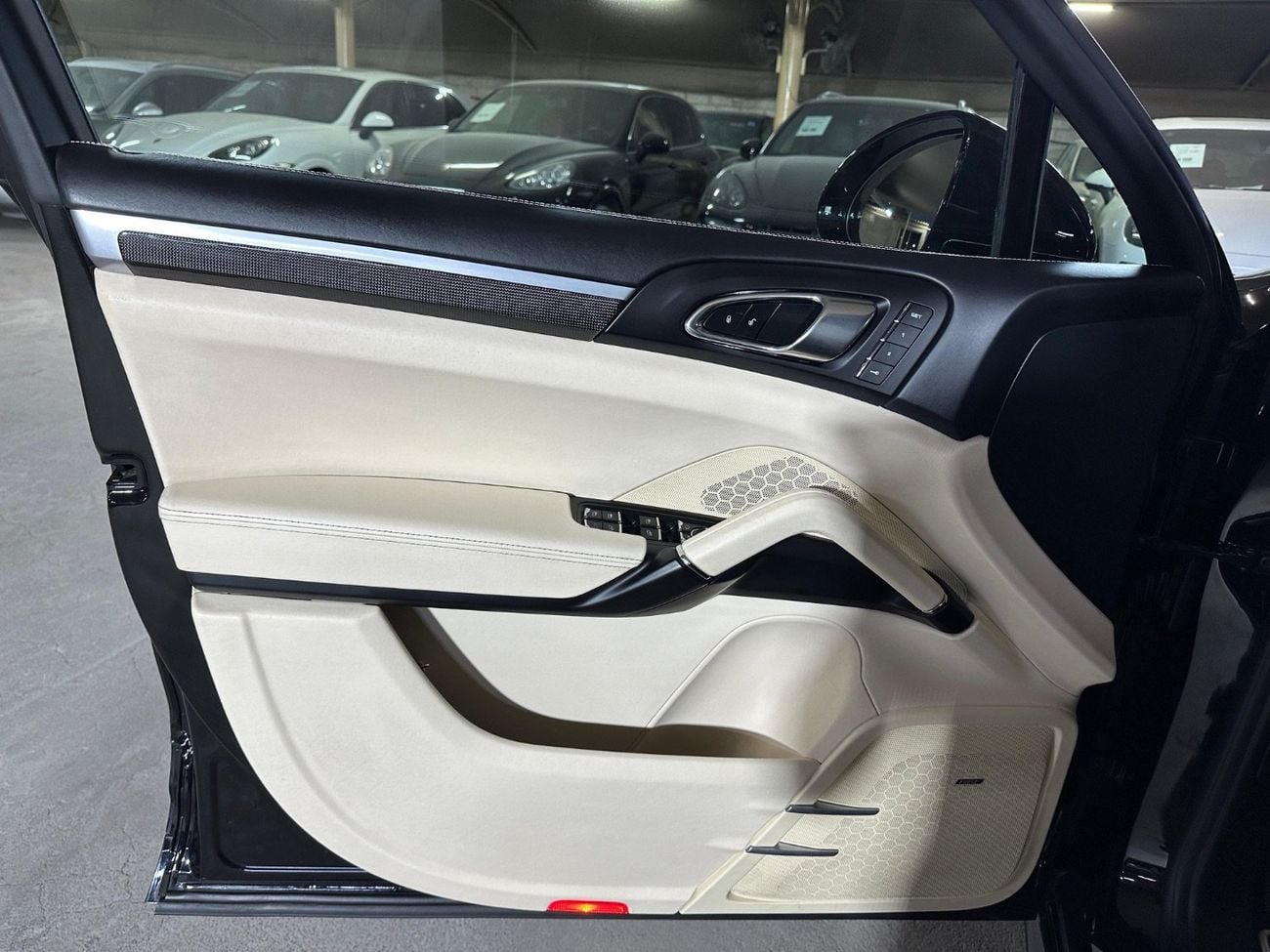 Porsche Cayenne TURBO S | CABRON INTERIOR PACKAGE | PORSCHE SPORTS EXHAUST SYSTEM | SUNROOF