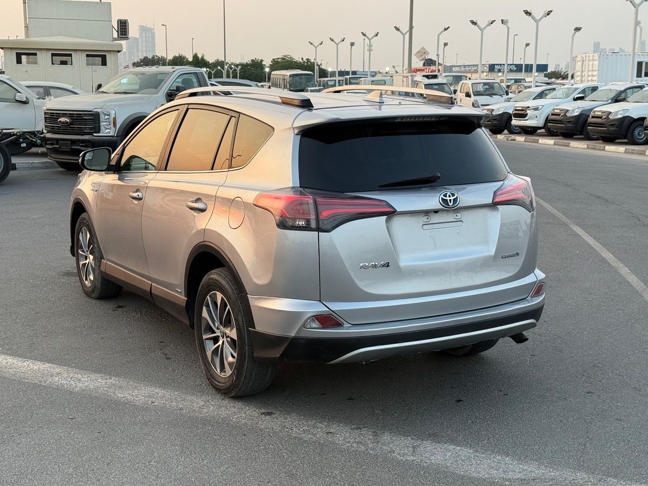 تويوتا راف ٤ LE 2.5L (219 HP)