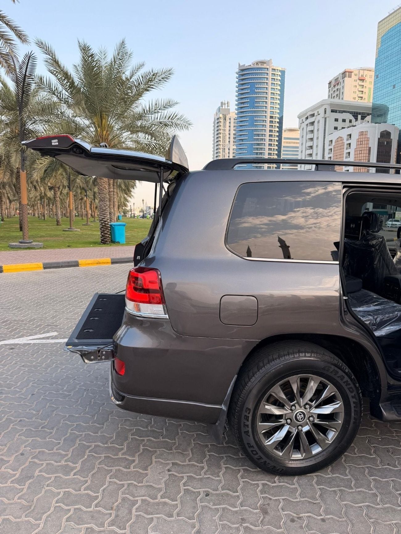 تويوتا لاند كروزر VXR Genuine Right Hand Drive