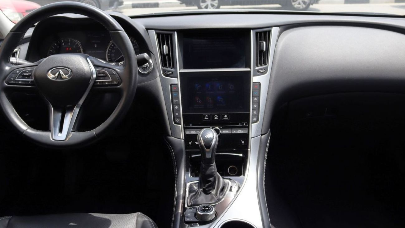 إنفينيتي Q50 سبورت خالية من الحوادث - خليجي - مكينة 3000 سي سي - السيارة بحالة الوكالة من الداخل والخارج