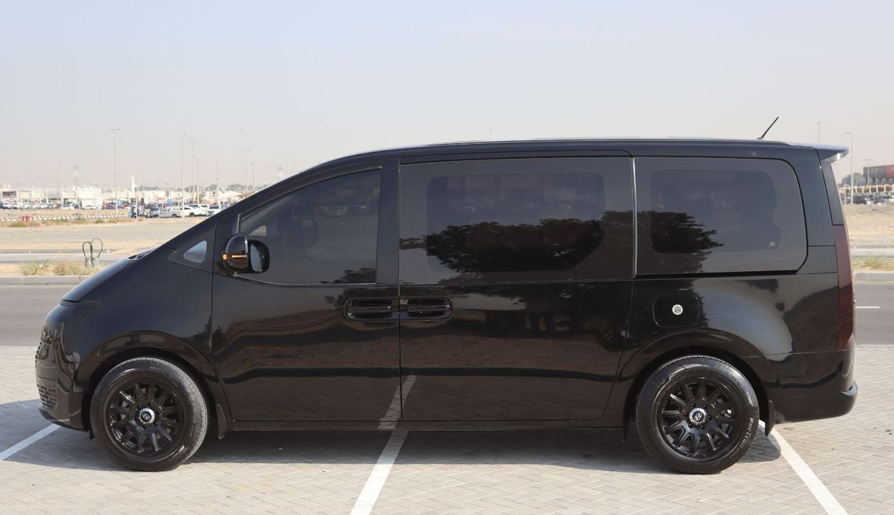 هيونداي ستاريا هيونداى ستاريا - 2023 - خليجى - بدون حوادث - بمحرك 3.5 - 9 مقاعد - ممشى قليل - بحاله ممتازه