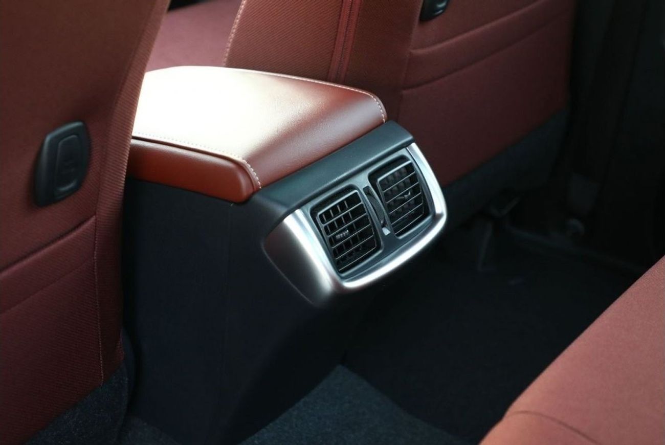 تويوتا هيلوكس Get 2023 Toyota Hilux 4x4 DC 2.8 SR5 - White inside Maroon