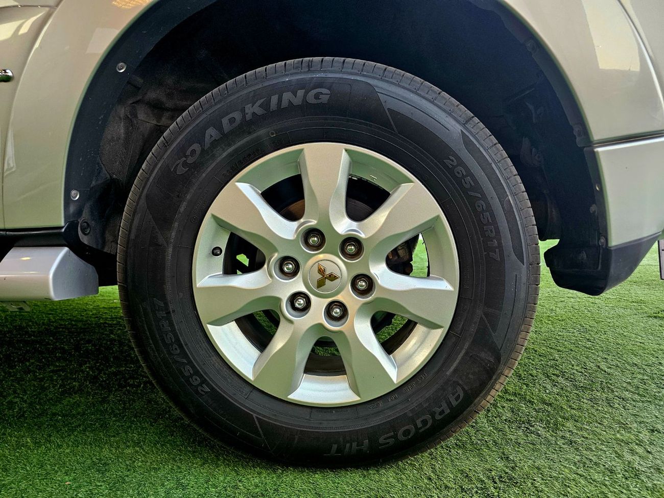 ميتسوبيشي باجيرو GLX / SUNROOF/ LEATHER / ORIGINAL PAINT/ LOW MILEAGE / SINGLE OWNER