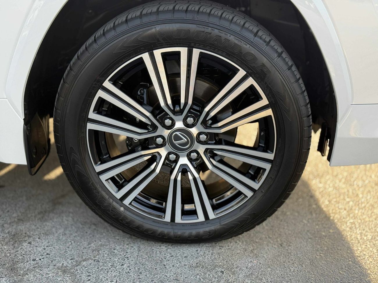 لكزس LX 700h Signature