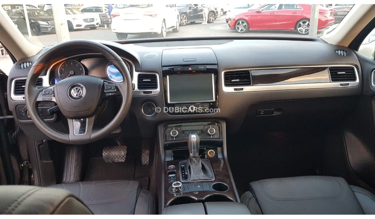 Volkswagen Touareg Volex wagan Touarag model 2011 GCC car full option panoramic roof leather seats back camera full ele