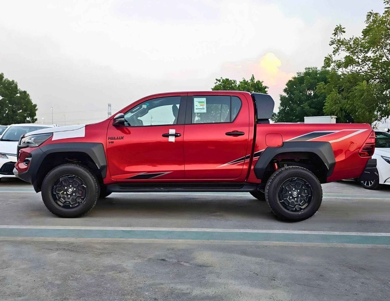 تويوتا هيلوكس GR SPORT DUAL TONE /4.0L V6 PETROL / BLIND SPOT / 360*CAMERA / DRIVER PWR SEATS (CODE#H4GRY)