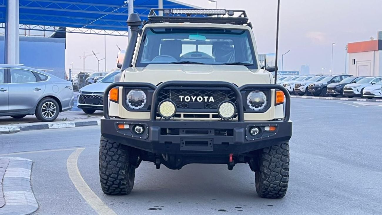 Toyota Land Cruiser Pick Up Heavy Duty Double Cabin Pickup RHD 4.5L 1VD-FTV V8 Diesel Engine Manual Transmission 4WD 5 Seats 4 D
