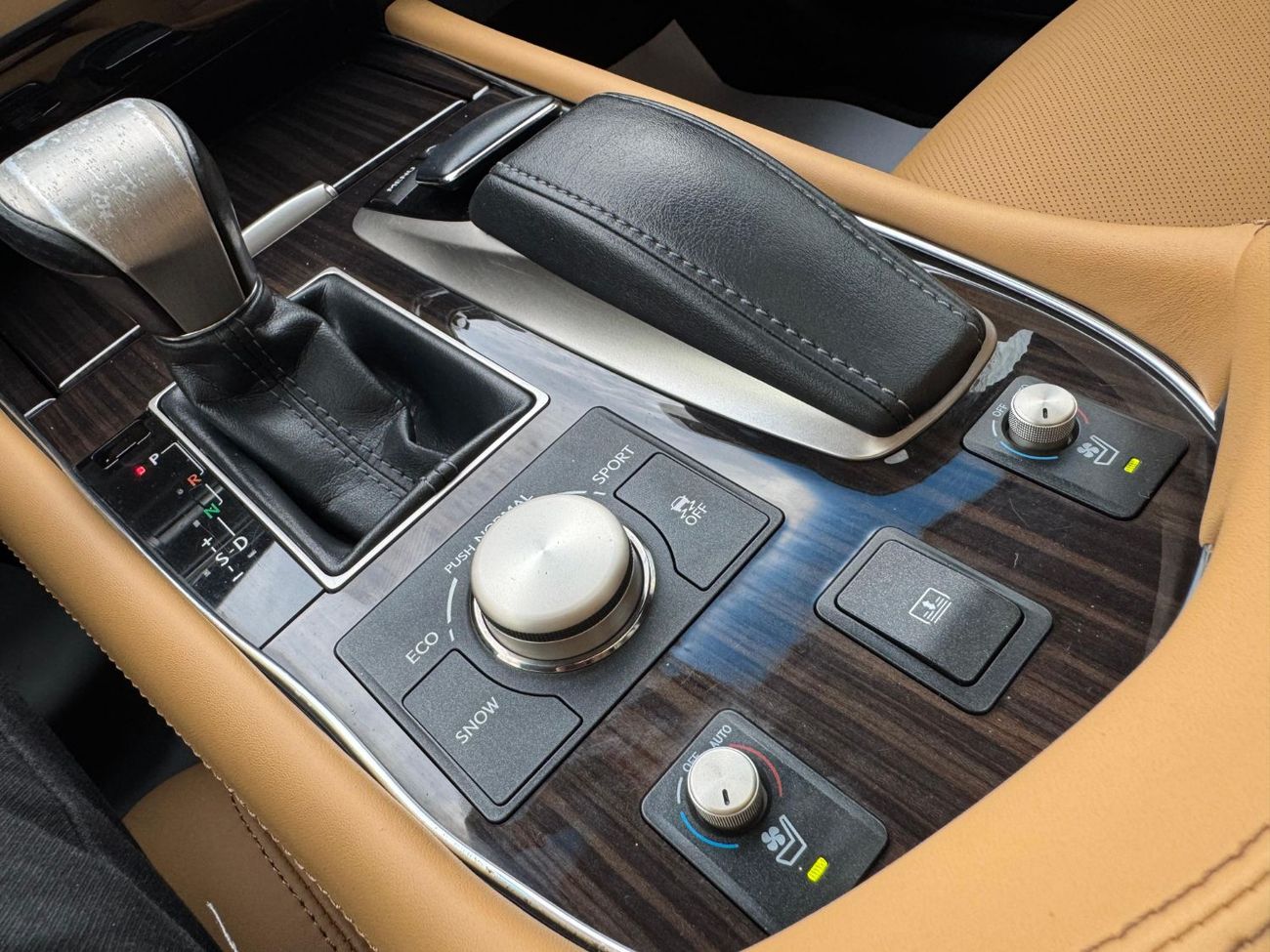 Lexus LS460 V8 4.6L / TRIPLE XENON LIGHTS / COOLING AND HEATING SEATS / SOFT CLOSE DOORS / IN PERFECT CONDITION