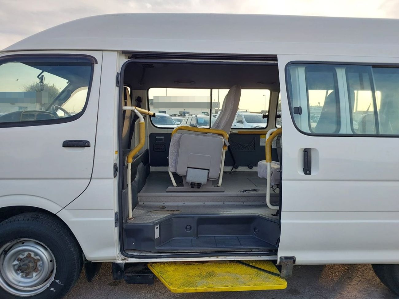 تويوتا هاياس TOYOTA HIACE COMMUTER VAN RHD 2003 MODEL 3.0 L DIESEL AUTOMATIC(PM03773)