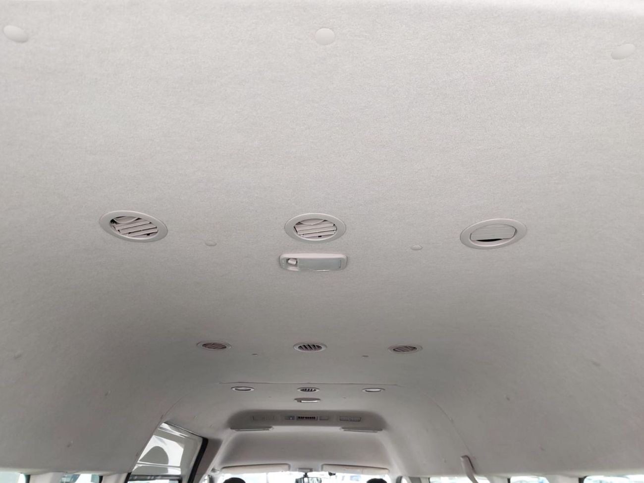 تويوتا هاياس TOYOTA HIACE COMMUTER VAN RHD 2015 MODEL 3.0 L DIESEL AUTOMATIC(PM26086)