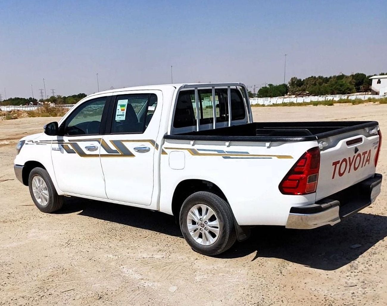 Toyota Hilux SR5 Toyota Hilux SR5 D.C 2.7L Petrol A/T 4*4 GCC White Color 2026 Model