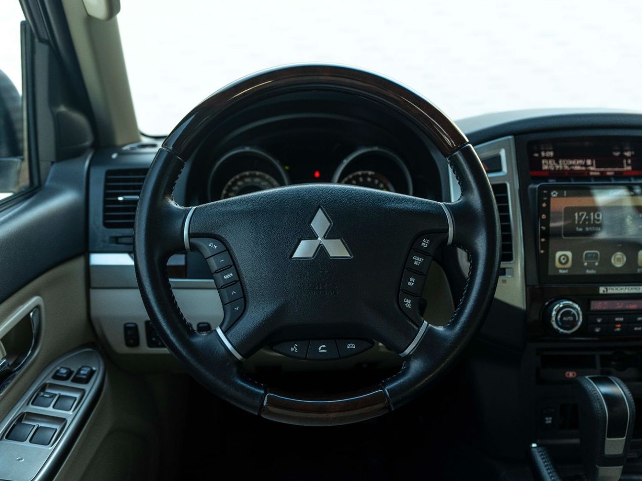 ميتسوبيشي باجيرو AED 1,415 PM • 3.8L PAJERO GLS TOP • ONLY 60,000 KMS • GOLD EMBLEM PACKAGE WITH RHINO ROOF-RACK