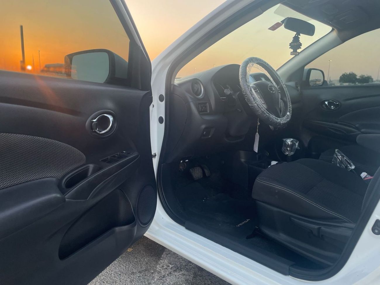 نيسان فيرسا 2017 Nissan Versa (Sunny) SV 1.5L V4 MidOption  Economical