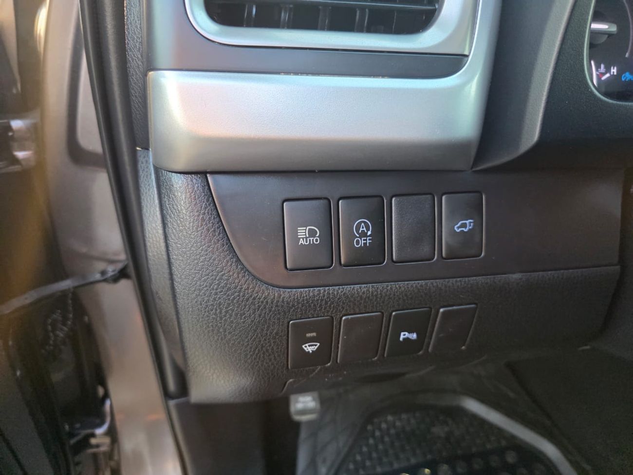 Toyota Highlander 2019 Model Limited Edition Sunroof , AWD, Push button and original leather