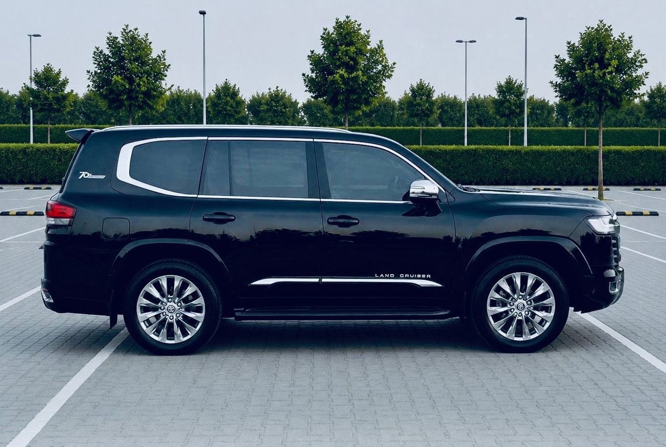 Toyota Land Cruiser Toyota Land Cruiser GXR model 2017 fuel petrol cylinder 6 black colour and GCC