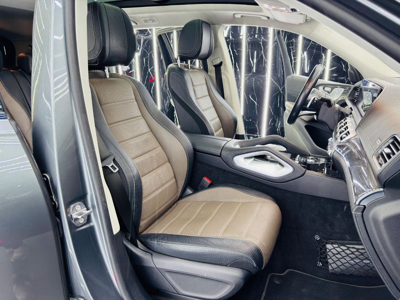 مرسيدس بنز GLS 580 2020 Mercedes-Benz GLS 580 4MATIC GCC