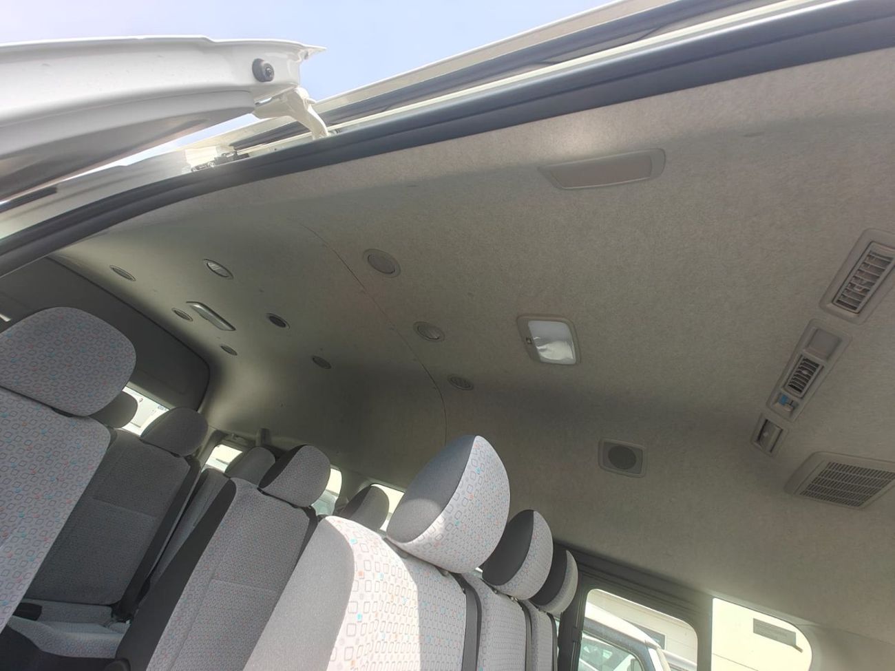 Toyota Hiace 2.5L DIESEL HR 15 SEATER MANUAL TRANSMISSION( FOR RE-EXPORT ONLY )