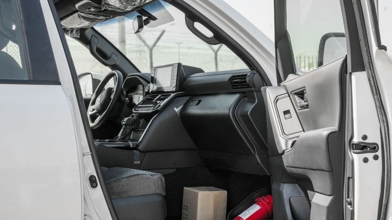 تويوتا لاند كروزر 2026 Toyota Land Cruiser GXR 4.0L AT Petrol (White-Black)