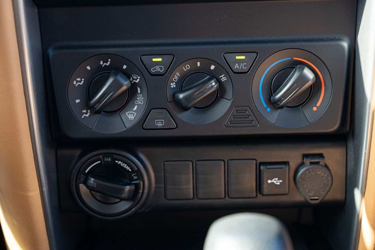 تويوتا فورتونر 2025 Toyota Fortuner 2.7 - Grey Mettalic Inside Chamois | Export Only