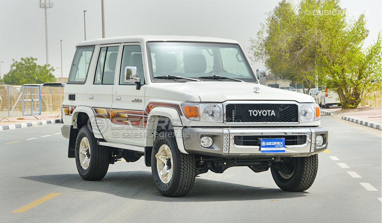 Toyota Land Cruiser Hard Top 4.0L con Acabados de Madera, Rines, Vidrios Eléctricos Gasolina T/M 2020