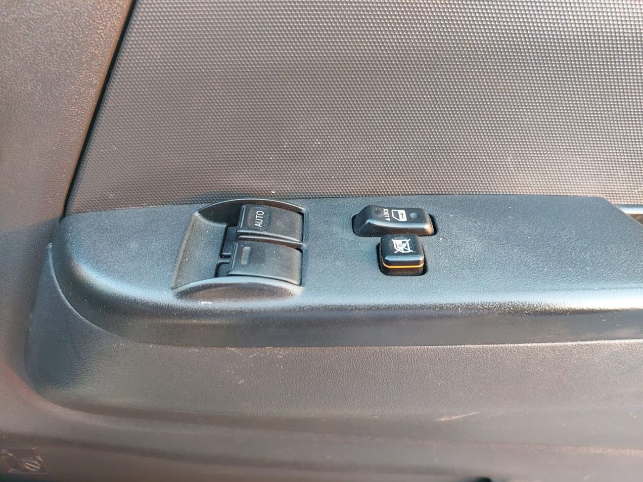 Toyota Hiace TOYOTA HIACE COMMUTER VAN RHD 2015 MODEL 3.0 L DIESEL AUTOMATIC(PM26406)