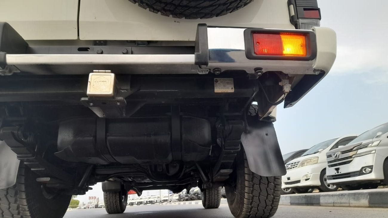 تويوتا لاند كروزر Right-Hand drive 3 door troop carrier V8 1VD diesel manual